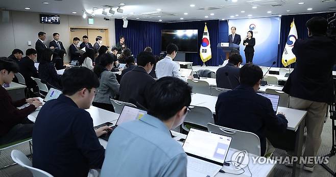 대국민 담화 하는 한덕수 대통령 권한대행 (서울=연합뉴스) 홍해인 기자 = 직무 복귀한 한덕수 대통령 권한대행 국무총리가 24일 정부서울청사에서 대국민담화를 하고 있다. 2025.3.24 [대통령실통신사진기자단] hihong@yna.co.kr