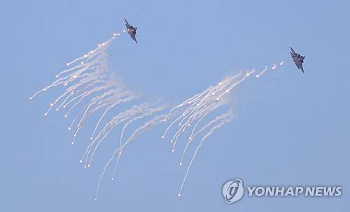 플레어 발사하는 F-35A     (서울=연합뉴스) 2025년 3월 6일 경기 포천시 승진훈련장에서 열린 '2025년 전반기 한미연합 수도기계화보병사단(수기사) 통합화력 실사격 훈련'에서 F-35A가 플레어를 발사하고 있다. 2025.3.6 [사진공동취재단] photo@yna.co.kr