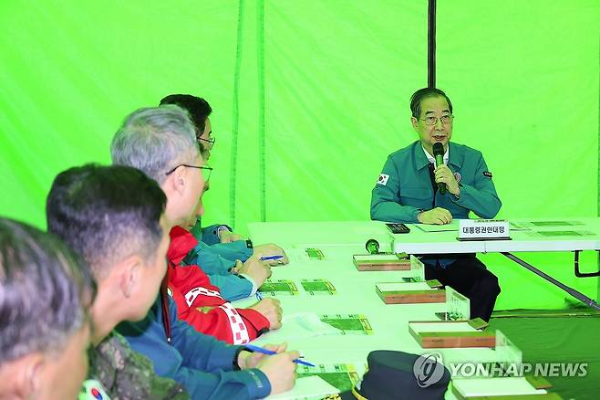 한덕수 국무총리, 의성 산불 대응 현장 방문 (서울=연합뉴스) 홍해인 기자 = 한덕수 대통령 권한대행 국무총리가 24일 경북 의성군 안평면사무소에 설치된 산림청 산불현장지휘본부를 찾아 산불 대응 현황에 대한 보고를 받은 뒤 발언하고 있다. 2025.3.24 [국무총리실 제공. 재판매 및 DB 금지] hihong@yna.co.kr