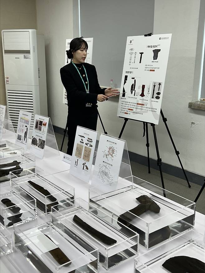 김해 봉황동 유적 출토 유물은      (창원=연합뉴스) 김예나 기자 = 24일 경남 창원 국립가야문화유산연구소에서 김지연 학예연구사가 김해 봉황동 유적 출토 유물을 설명하고 있다. 2025.3.24
    yes@yna.co.kr