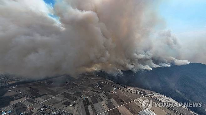 강풍에 확산하는 산불 (의성=연합뉴스) 윤관식 기자 = 경북 의성군 대형 산불 발생 사흘째인 24일 의성군 점곡면 야산에서 산불이 강풍을 타고 번지고 있다. 2025.3.24 psik@yna.co.kr