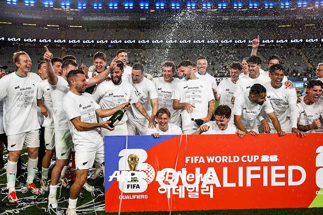 뉴질랜드 축구대표팀 선수들이 2026 북중미 월드컵 본선 진출을 확정지은 뒤 샴페인을 터뜨리며 기뻐하고 있다. 사진=AFPBBNews