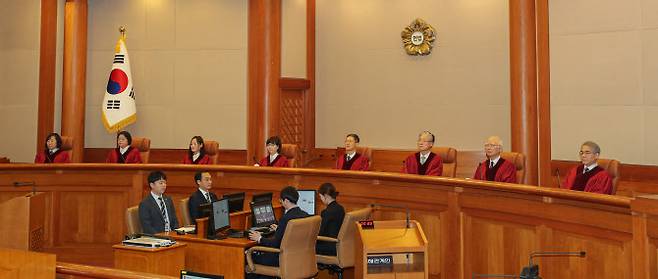 24일 서울 종로구 헌법재판소 심판정에 문형배 헌법재판소장 권한대행을 비롯한 재판관들이 착석해 있다. 헌재는 이날 한덕수 총리에 대한 국회의 탄핵소추를 기각했다.(사진=연합뉴스 제공)