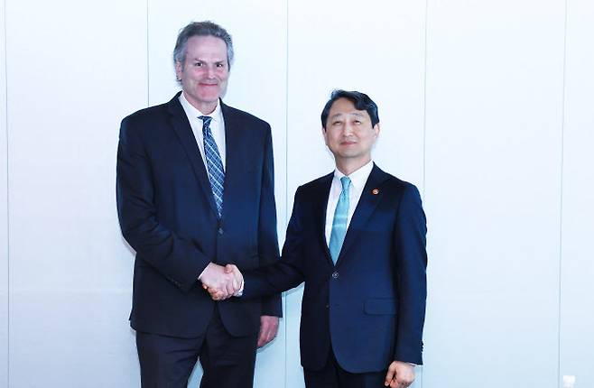 안덕근(오른쪽) 산업통상자원부 장관과 마이크 던리비 미국 알래스카주 주지사가 25일 서울 플라자호텔에서 면담에 앞서 악수하고 있다. (사진=산업부)