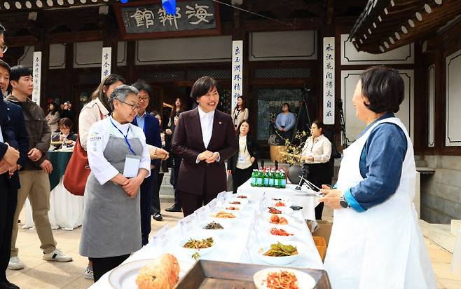 송미령 농림축산식품부 장관이 25일 서울 중구 한국의집에서 열리 ‘한식 마켓’에 참석해 마련된 음식들을 둘러보고 있다.(사진=농식품부)