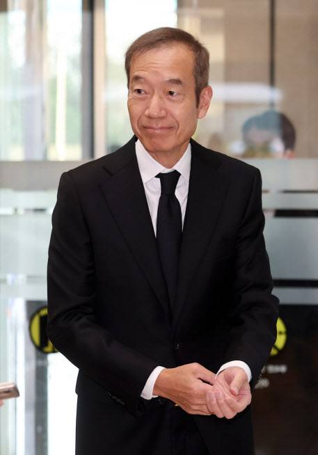 최치훈 삼성물산 전 사장이 25일 서울 강남구 삼성서울병원 장례식장에 마련된 한종희 삼성전자 대표이사 부회장의 빈소를 방문하고 있다.(사진=뉴시스)