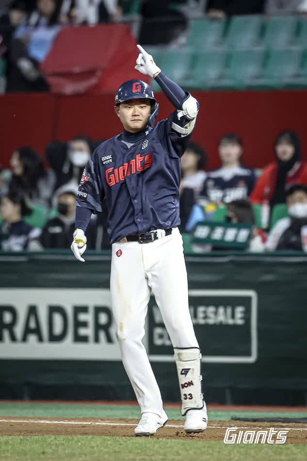 롯데자이언츠 손호영이 연장 11회초 적시타를 때린 뒤 기뻐하고 있다. 사진=롯데자이언츠