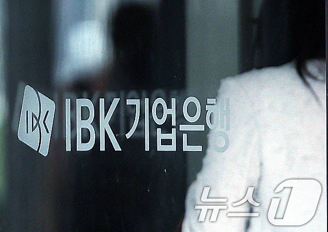 IBK기업은행에서 총 882억 원 규모의 부당대출이 확인된 25일 서울 중구 을지로 IBK기업은행 본점으로 시민이 들어가고 있다. 금융감독원은 대규모 금융사고가 발생한 IBK기업은행에 대한 검사를 진행한 결과 당초 알려진 240억 원에서 785억 원으로 불어났으며, 27억 원 규모와 70억 원 규모의 또 다른 부당대출도 드러났다고 밝혔다. 앞서 기업은행은 지난 1월 자체 정기감사를 통해 239억5000만 원 규모의 배임사고를 적발한 뒤 금감원에 보고했다. 2025.3.25/뉴스1 ⓒ News1 박정호 기자