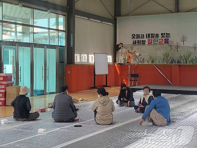 25일 오후 2시쯤 경북 안동시 길안면 길안초교에 마련된 주민대피소에 주민들이 앉아 있다. 2025.3.25/뉴스1 ⓒ News1 이성덕 기자