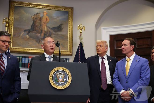 정의선 현대차그룹 회장이 24일(현지시간) 미국 워싱턴DC 백악관에서 도널드 트럼프 미국 대통령이 지켜보는 가운데 2028년까지 210억 달러 규모의 전략적 재미 투자 계획을 발표하고 있다. ⓒ 로이터=뉴스1