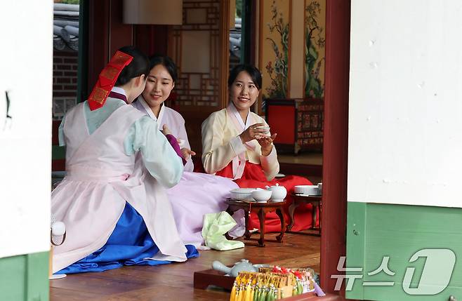 지난해 열린 경복궁 생과방 사전행사에서 참석자들이 궁중다과와 약차를 체험하는 모습/뉴스1 ⓒ News1 이동해 기자
