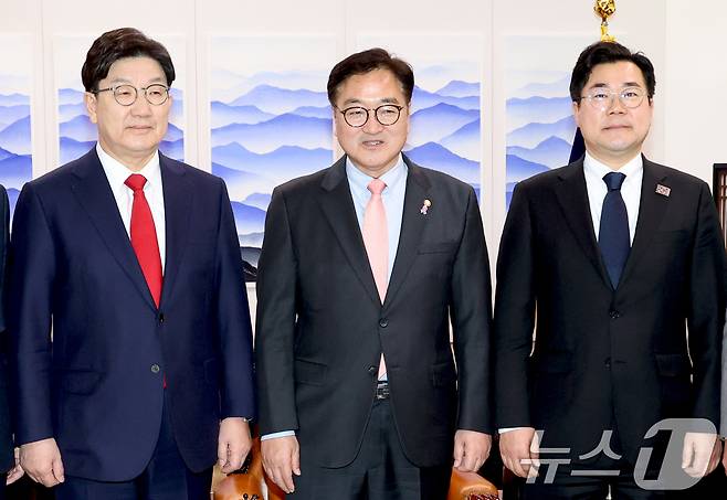 우원식 국회의장과 권성동 국민의힘 원내대표, 박찬대 더불어민주당 원내대표가 10일 서울 여의도 국회 의장실에서 열린 국회의장 주재 국정협의회에 앞서 기념촬영을 하고 있다. (공동취재) 2025.3.10/뉴스1 ⓒ News1 이재명 기자