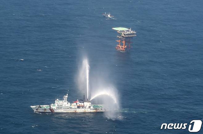 해양경찰 경비함정 3006함이 소화포를 힘차게 발사하며 이어도 주변을 순찰하고 있다. 2020.8.14/뉴스1 ⓒ News1