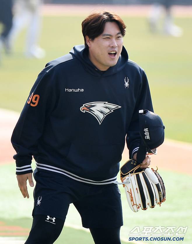 22일 수원 KT위즈파크에서 열린 한화와 KT의 개막전. 한화 류현진이 KT 이강철 감독과 인사하고 있다. 수원=정재근 기자 cjg@sportschosun.com/2025..3.22/