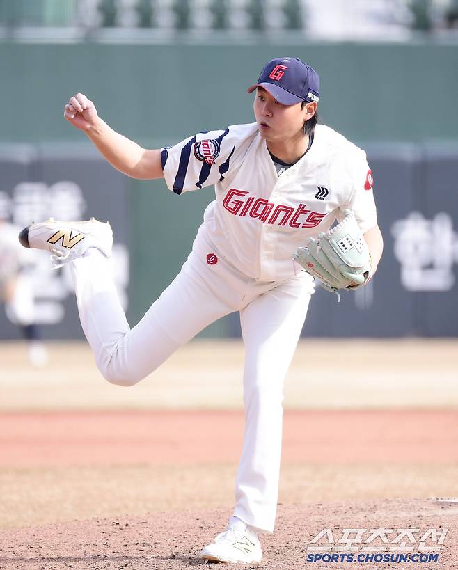 13일 부산 사직구장에서 열린 KBO리그 시범경기 롯데와 한화의 경기. 투구하고 있는 롯데 정철원. 부산=송정헌 기자songs@sportschosun.com/2025.03.13/