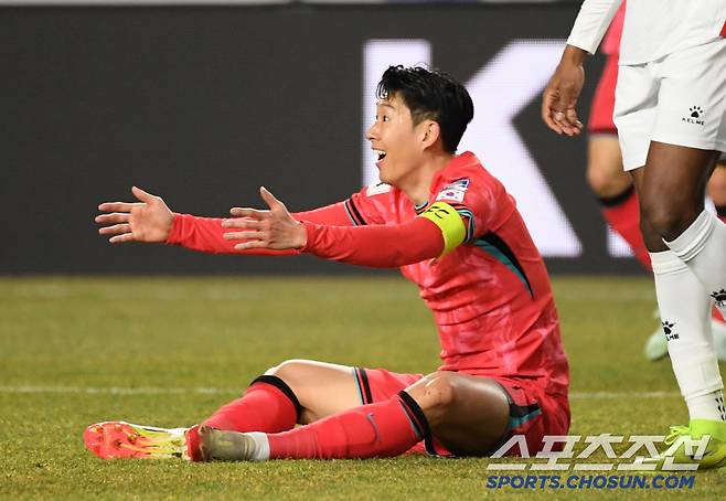 25일 수원월드컵경기장 열린 2026 FIFA 북중미 월드컵 아시아지역 3차 예선 대한민국과 요르단의 경기. 페널티 박스에서 넘어진 손흥민이 주심을 향해 어필하고 있다. 수원=박재만 기자 pjm@sportschosun.com/2025.03.25/