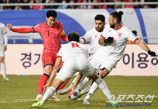 25일 수원월드컵경기장 열린 2026 FIFA 북중미 월드컵 아시아지역 3차 예선 대한민국과 요르단의 경기. 손흥민이 패스를 시도하고 있다. 수원=박재만 기자 pjm@sportschosun.com/2025.03.25/