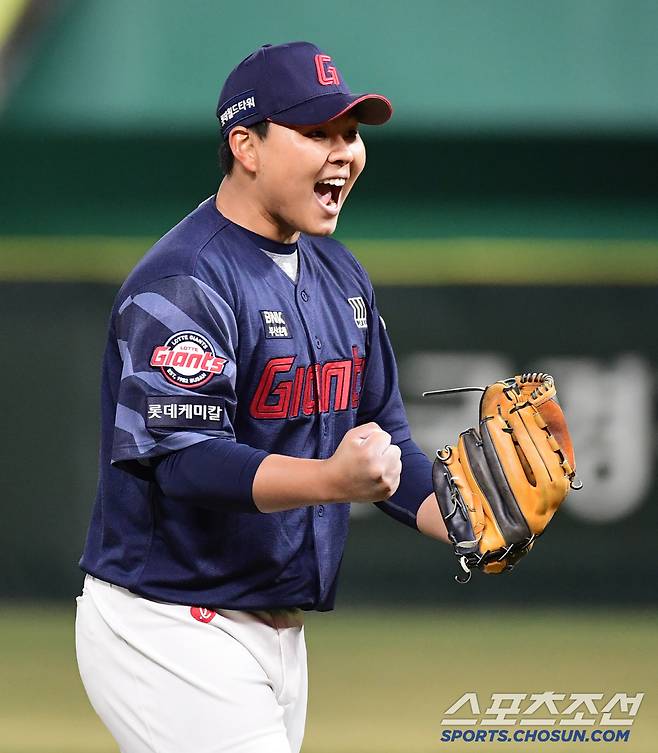 25일 인천 SSG랜더스필드에서 열린 KBO리그 SSG와 롯데의 경기. 11회 연장 끝에 롯데가 SSG에 승리했다. 경기 종료 후 세이브를 달성한 박진이 기뻐하고 있다. 인천=송정헌 기자songs@sportschosun.com/2025.03.25/