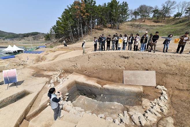 24일 국립가야문화유산연구소 조사단이 경남 함안 가야리 유적에서 발견된 집수지 현장을 공개하고 있다. /국가유산청