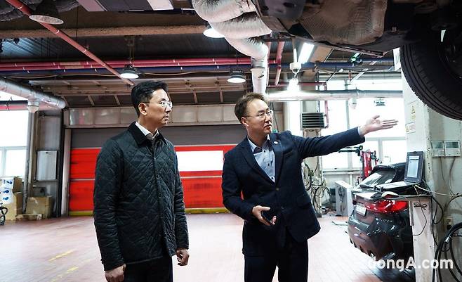 강이구 코오롱모빌리티그룹 자동차부문 대표(왼쪽)가 사업장을 방문해 시설물을 살펴보고 있다.