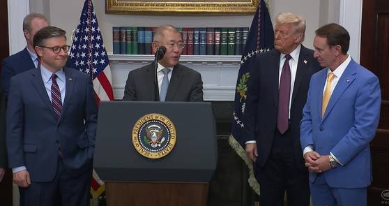 정의선 현대차그룹 회장이 24일(현지시간) 미국 워싱턴DC 백악관에서 도널드 트럼프 미국 대통령이 지켜보는 가운데 2028년까지 210억 달러 규모 전략적 대미 투자 계획을 발표하고 있다.〈사진=백악관 방송 캡처〉