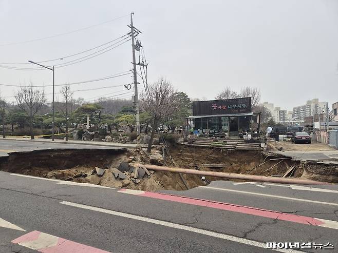 25일 오후 서울 강동구 명일동 싱크홀 전경. 사진=김동규 기자