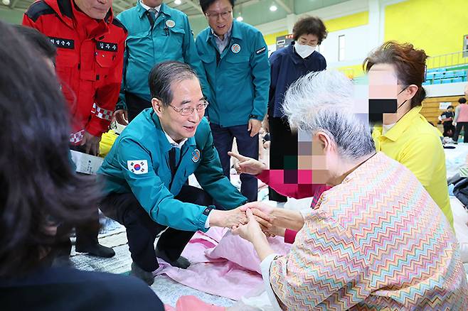 한덕수 대통령 권한대행 국무총리는 24일 오후 경북 의성군 산불현장통합지휘본부를 방문해 산불 대응상황을 점검하고 의성체육관에 마련된 주민대피소를 방문해 대피 주민을 위로하고 있다.(사진=국조실 제공)