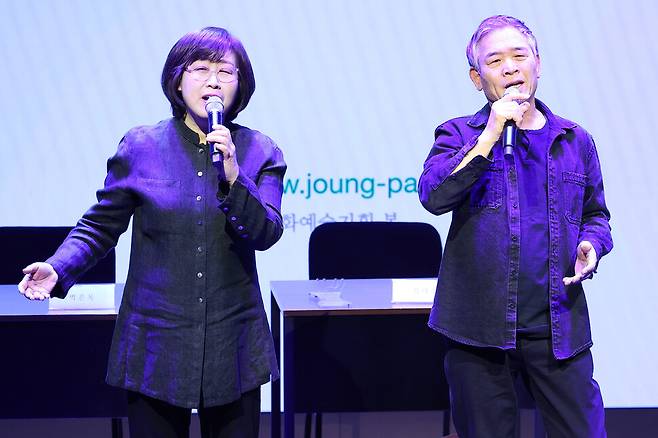 가수 정태춘(오른쪽)과 박은옥이 25일 오후 서울 종로구 노무현시민센터에서 열린 2025 정태춘·박은옥 문학 프로젝트 ‘노래여, 벽을 깨라’ 기자간담회에서 ‘92년 장마, 종로에서’를 부르고 있다. 연합뉴스