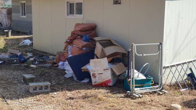 경북 울진군 북면 인근에서 발견된 신한울 1·2호기 시공 관련 자료. 박스와 마대에 담긴 자료들이 쓰레기와 섞여 있다. 독자 제공