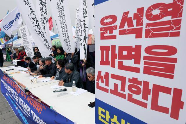 한국작가회의는 25일 서울 종로구 광화문광장에서 '전국 문학인 2,487인 긴급 시국선언'을 하고 있다. 뉴시스