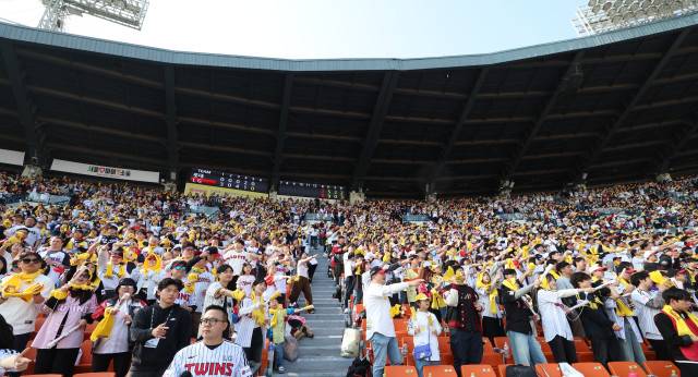 3월 22일 잠실 LG-롯데전 1루측 LG 응원석 모습. 구단 제공