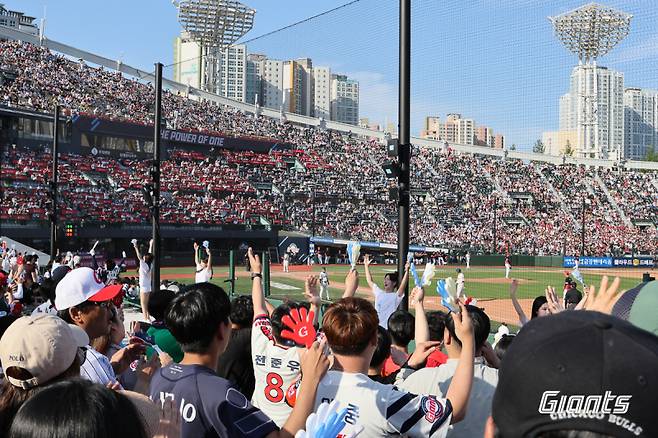 관중들로 꽉 찬 부산 사직구장 전경.&nbsp;&nbsp;