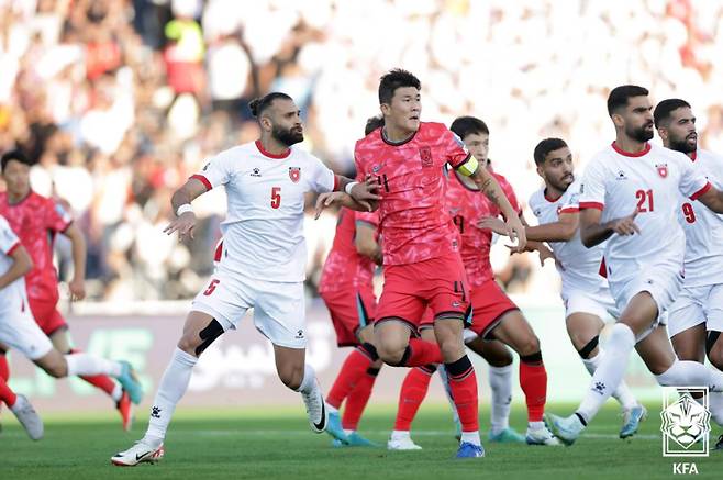 10일 요르단 암만의 암만국제경기장에서 열린 요르단과 한국의 2026 국제축구연맹(FIFA) 북중미 월드컵 아시아 3차 예선 B조 3차전. 세트피스 중 경합 중인 야잔과 김민재. 사진=대한축구협회