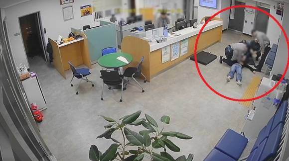 경기 성남시에서 의식을 잃고 심정지 상태에 빠진 20대 여성을 심폐소생술로 구한 경찰관의 사연이 알려졌다. 사진은 경기남부경찰청 제공. [사진=연합뉴스]