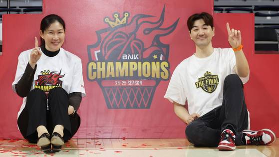 여자농구 최초로 선수와 사령탑으로 모두 우승한 박정은 BNK 감독과 남편 한상진 배우. 자타공인 스포츠-연예 잉꼬부부다. 송봉근 기자