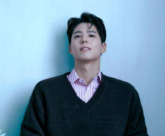 배우 박보검은 ‘폭싹 속았수다’(아래 사진)에서 1960~70년대 제주에 사는 양관식의 10대 후반부터 30대 초반을 연기했다. 듬직한 섬 청년의 모습을 표현하기 위해 4kg 증량하고 어두운 피부 화장을 했다. [사진 넷플릭스]