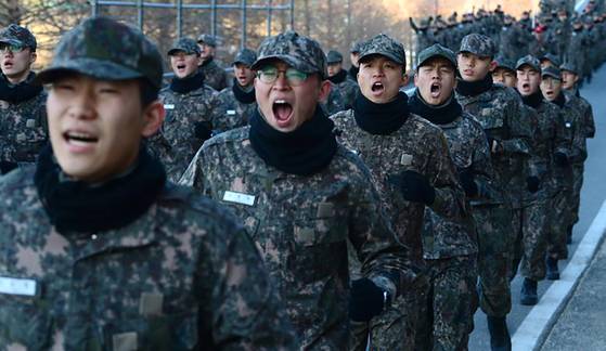 현역 병사를 대상으로 진행된 국방일보 3월 병영차트 설문결과, MZ병사들이 가장 사랑하는 군가 1위는 ‘푸른 소나무’ 로 조사됐다. 훈련병들이 힘차게 군가를 부르며 뛰고있다. 사진 국방일보