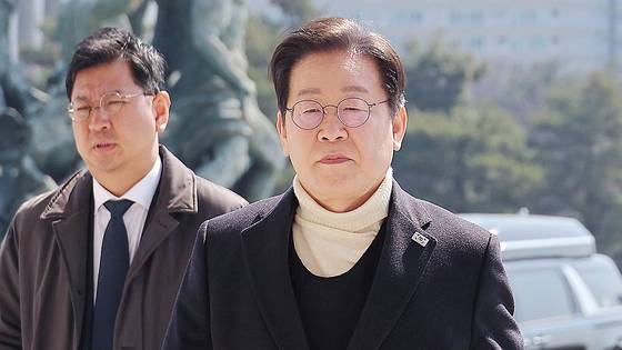 더불어민주당 이재명 대표가 지난 19일 방탄복을 입은 채 국회 본청으로 들어서고 있다. 연합뉴스