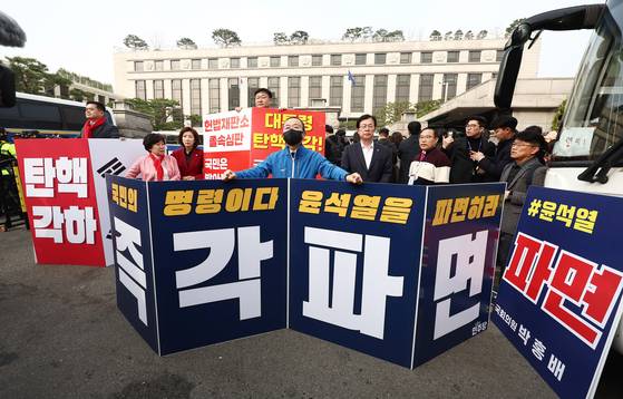 헌법재판소 앞에선 대통령 탄핵에 각각 찬성·반대하는 시민들의 1인 시위는 물론, 여야 의원들의 1인시위도 이어지고 있다. 사진은 25일 오전 나경원·조배숙·정점식 국민의힘 의원과 박홍배 더불어민주당 의원이 헌재 정문 앞에서 맞붙어 각각 1인 시위를 하는 모습. 뉴스1