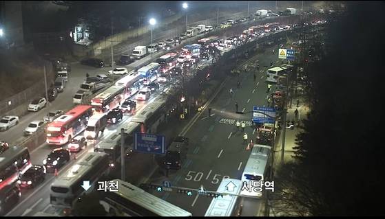 25일 오후 전국농민회총연맹(전농) 등 농민단체가 주도하는 전봉준 투쟁단이 과천대로 서울방면 4개 차선을 점거해 통행이 제한되자 과천방면 도로로 양방향 통행해 교통 체증이 빚어졌다. 경찰청 광역교통정보(UTIS)