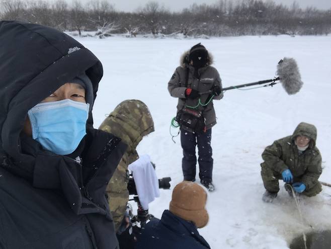 2020년 다큐멘터리 ‘다섯 개의 다이아몬드’ 촬영차 탄자니아에 갔다. 원시부족과 함께 이동 중 잠시 쉬고 있다. /설태주 제공