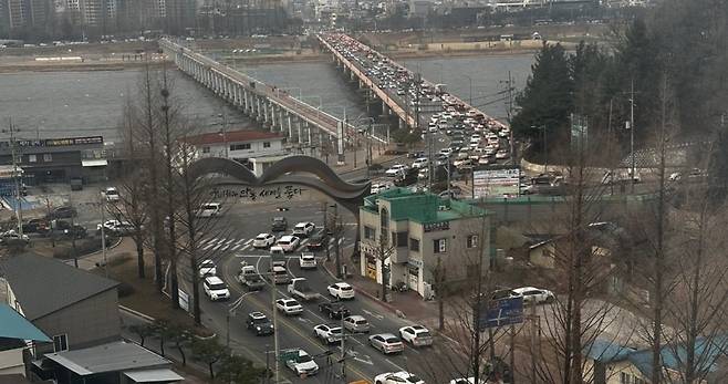 25일 밤 6시~7시 사이 안동시 정하동 영호대교 인근에 대피하고 있는 주민들의 차량이 정체를 빚고 있다. 독자제공.