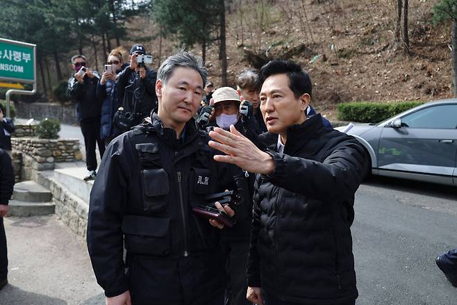 오세훈서울시장이25일 오전 전국농민회총연맹 트랙터 상경시위가 예고된 남태령 일대를찾아 이연형 서울방배경찰서장으로부터 현장상황을 보고 받고 대책을 공유하고있다. 서울시