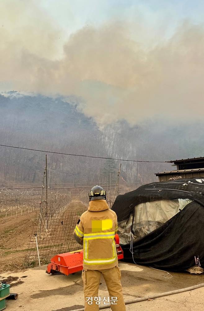 경북 안동시 길안면 백자리에서 25일 오후 산불이 확산하는 모습을 한 소방대원이 지켜보고 있다. 백경열 기자
