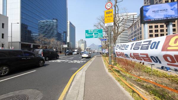 서울 도심인 프레스센터 인근에서 청와대를 향해 촬영했다. 0.6배줌. 정옥재 기자