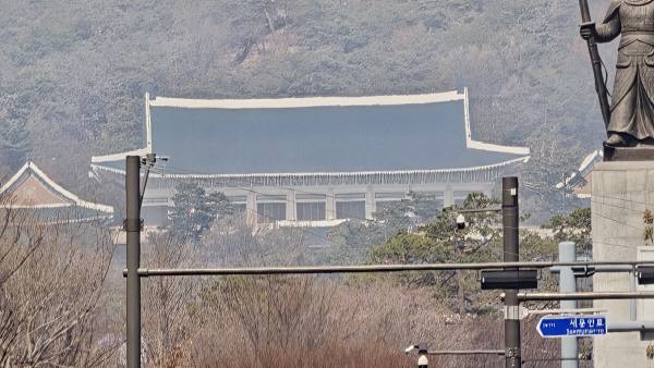 서울 도심인 프레스센터 인근(같은 장소)에서 청와대를 향해 촬영했다. 30배 줌. 정옥재 기자