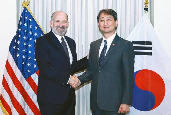 Ahn Duk-geun, Minister of Trade, Industry and Energy, right, shakes hands with U.S. Commerce Secretary Howard Lutnick in Washington on March 21. [MINISTRY OF TRADE, INDUSTRY AND ENERGY]
