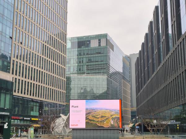 과천지식정보타운 내 기업 입주가 완료된 상가 전경.