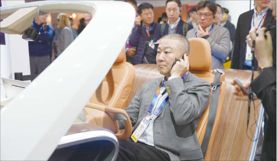 구자은 LS 회장이 지난 1월 9일(현지 시간) 세계 최대 가전·정보기술(IT) 전시회 ‘CES 2025’가 열리는 미국 라스베이거스 센트럴홀 내 LG전자 전시관에서 AI 기반 콘셉트 차량에 탑승해 인캐빈 센싱 솔루션을 체험하고 있다.(LS 제공)