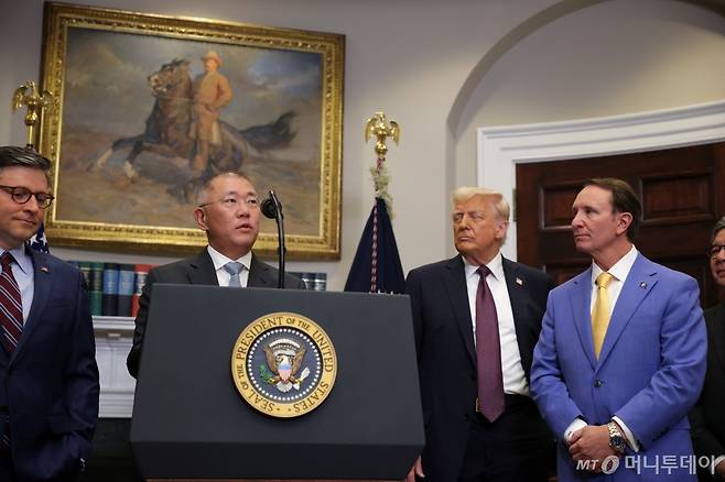 (로이터=뉴스1) = 정의선 현대차그룹 회장이 24일(현지시간) 미국 워싱턴DC 백악관에서 도널드 트럼프 미국 대통령이 지켜보는 가운데 2028년까지 210억 달러 규모의 전략적 재미 투자 계획을 발표하고 있다.  ⓒ 로이터=뉴스1  Copyright (C) 뉴스1. All rights reserved. 무단 전재 및 재배포,  AI학습 이용 금지. /사진=(로이터=뉴스1)